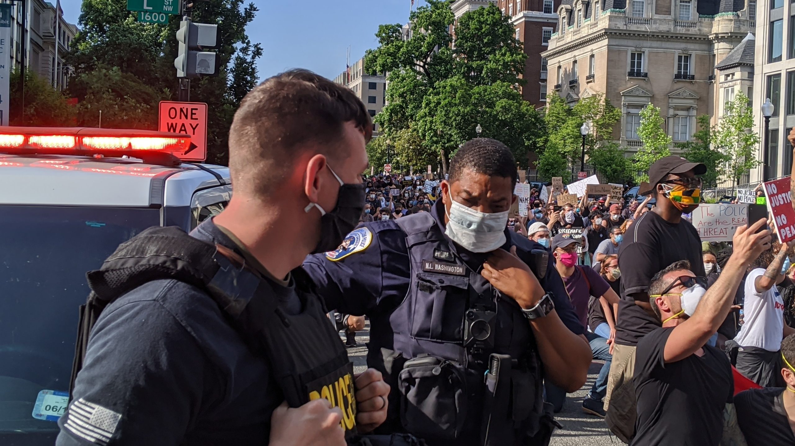 A DEA agent and another officer stationed near the White House. (Photo: Tom McKay, Gizmodo)