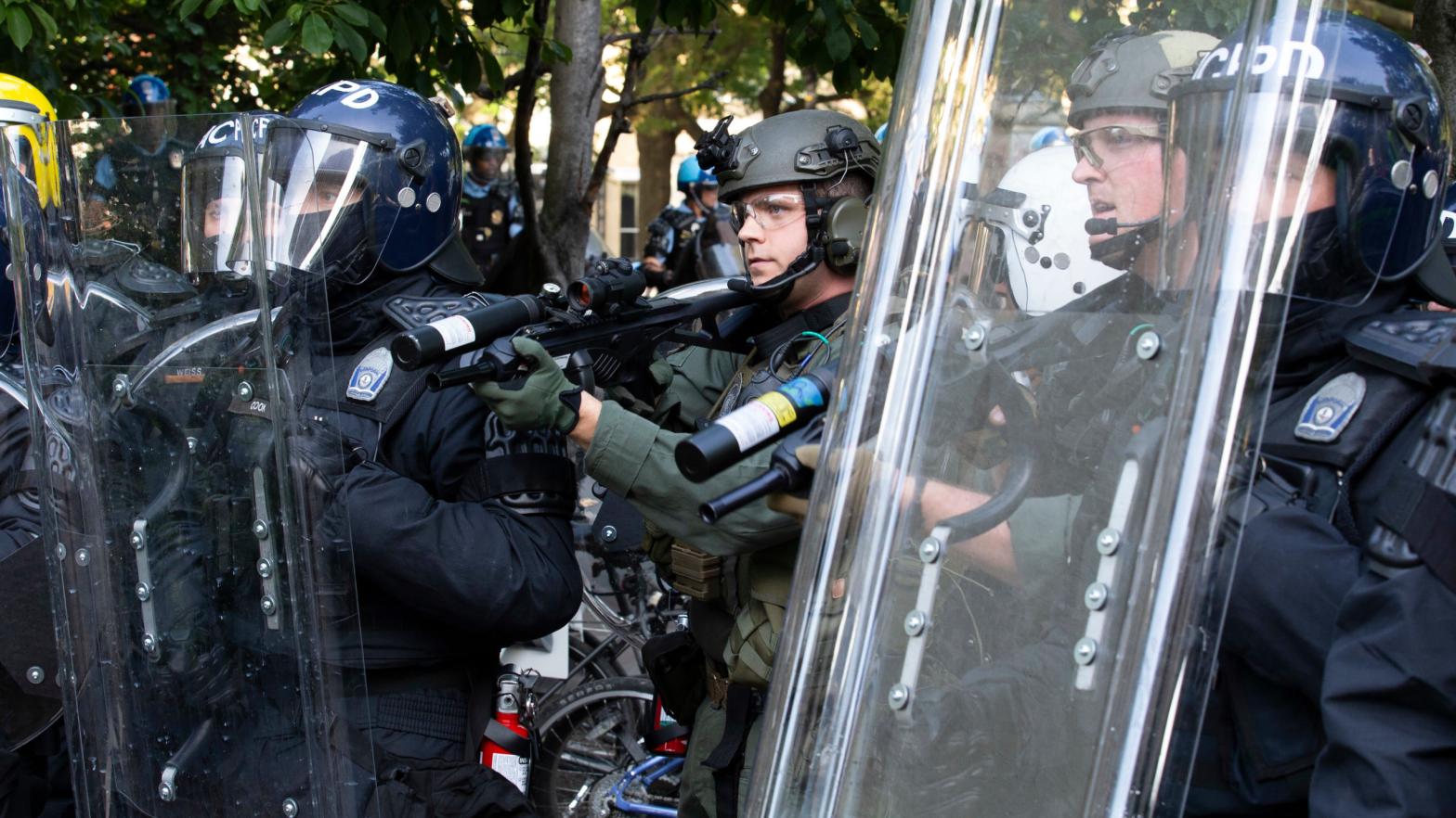 Police officers wearing riot gear shoot rubber bullets at demonstrators outside of the White House, June 1, 2020 in Washington D.C., during a protest over the police killing of George Floyd, an unarmed black man. (Photo: Getty)