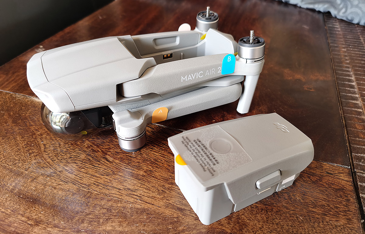 The Mavic Air 2 (without propellers) and its removable battery. (Photo: Carlos Zahumenszky, Gizmodo)