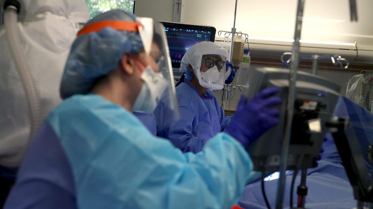 Doctors working on a covid-19 patient at Regional Medical Centre in San Jose, May 21, 2020. (Photo: Justin Sullivan, Getty Images)