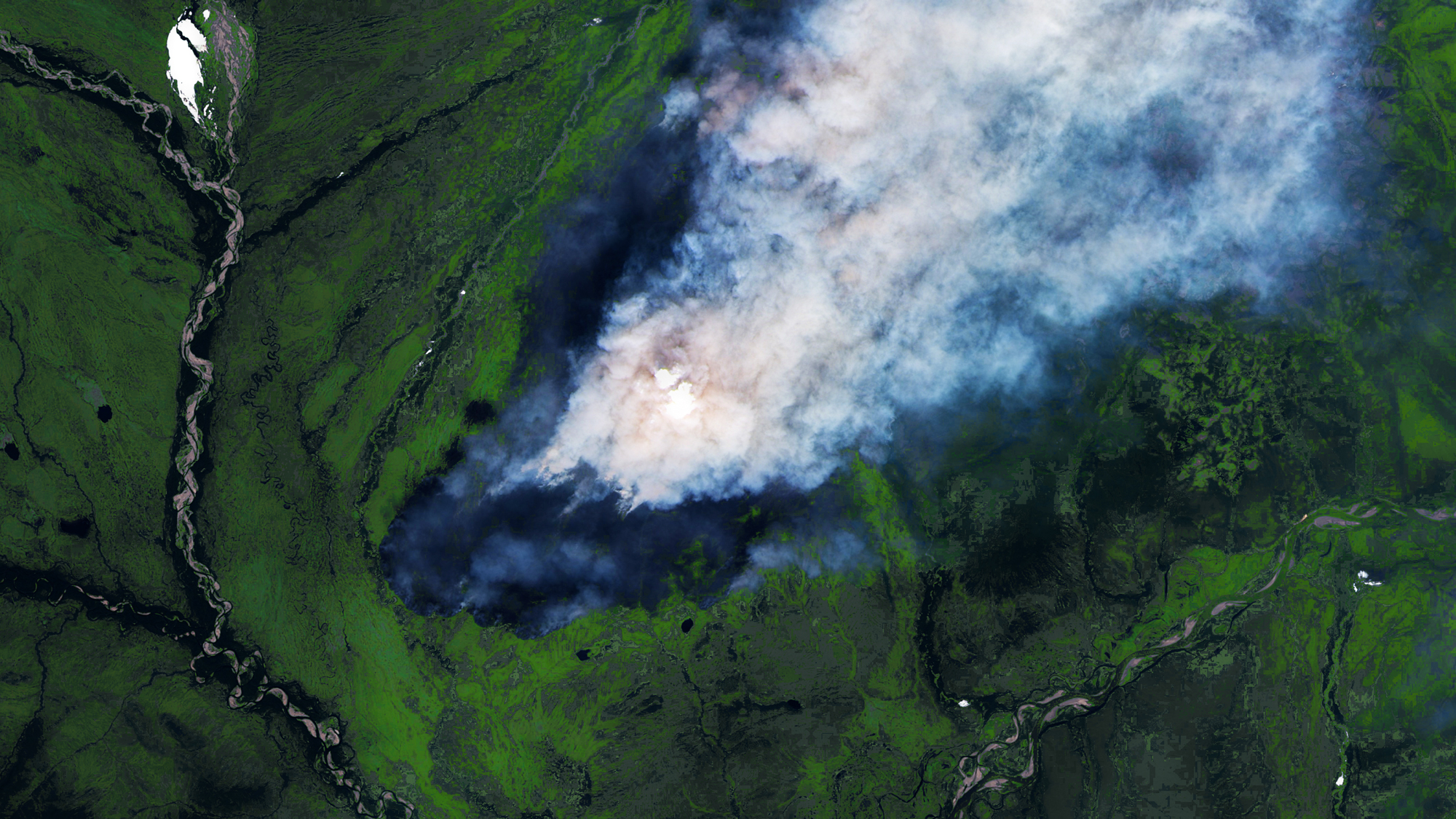 A wildfire burning above the Arctic Circle in Russia on June 14, 2020 (Image: Brian Kahn, G/O Media)