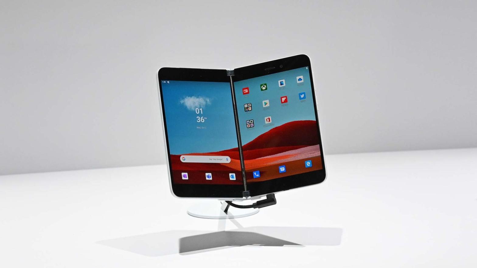 I will eat my hat if Apple releases a dual-screen iPhone that looks anything like Microsoft's Surface Duo. (Photo: Sam Rutherford, Gizmodo)