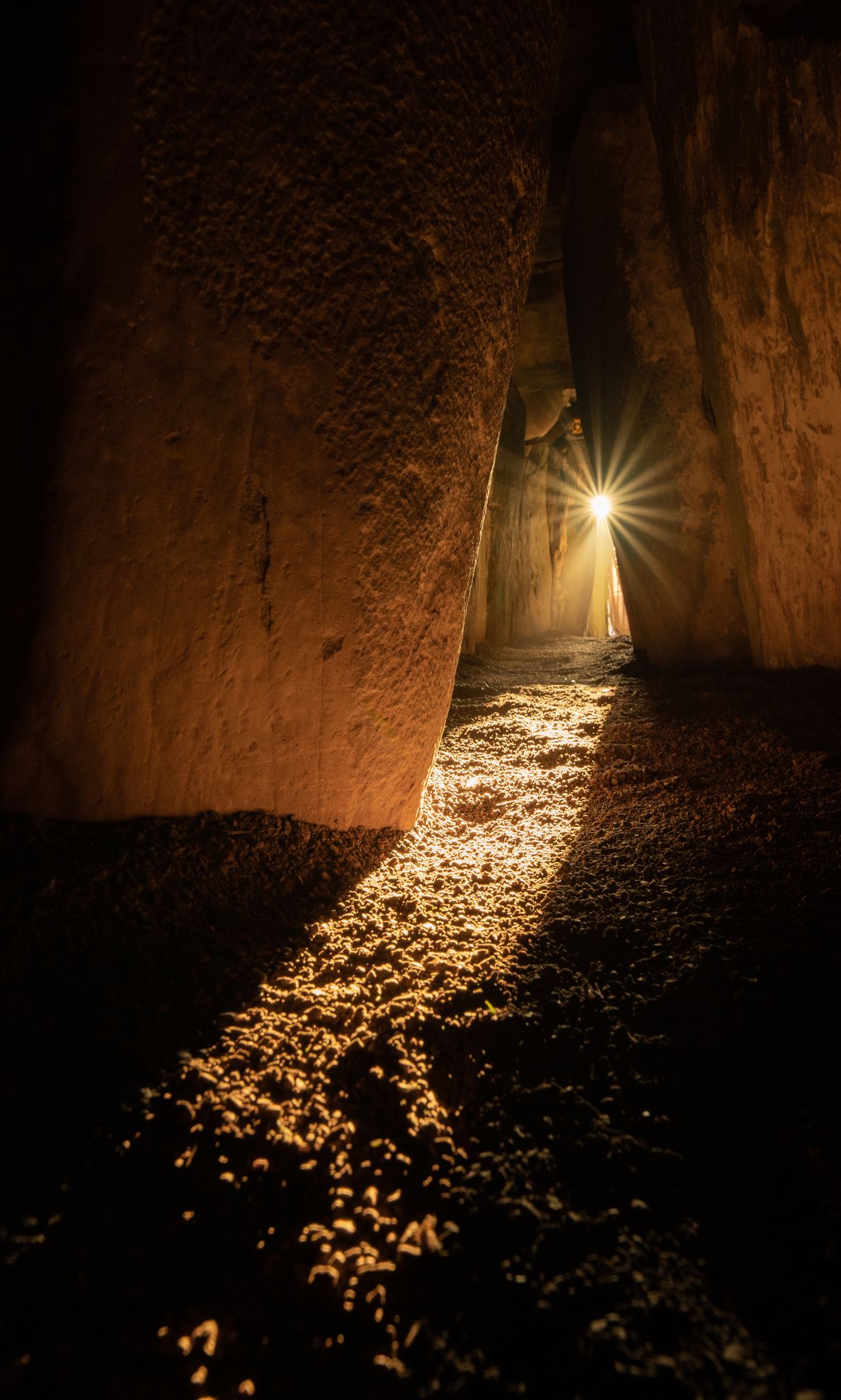 Winter solstice sunlight shining into the sacred chamber of Newgrange passage tomb. (Image: L. M. Cassidy et al., 2020)