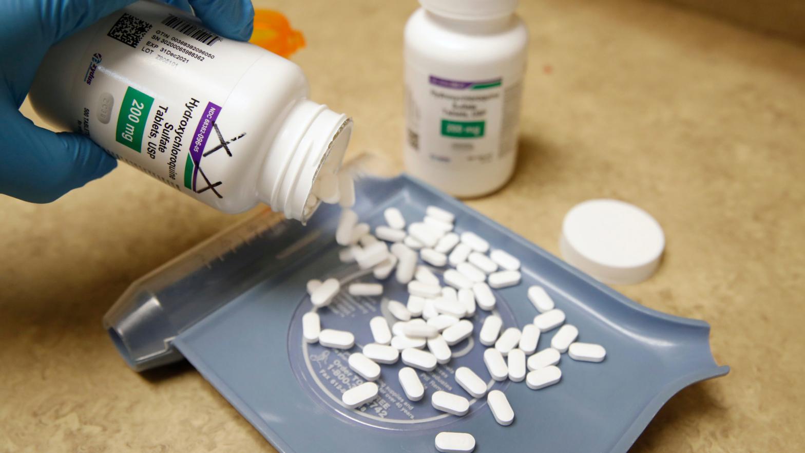 Pills of hydroxychloroquine being poured out by a pharmacy tech. (Photo: Getty Images)