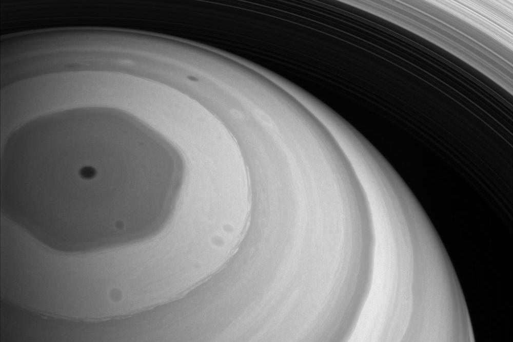 A hexagon-shaped north pole of Saturn.  (Image: NASA/JPL-Caltech/Space Science Institute)