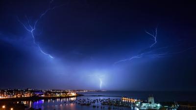 Record-Breaking Lightning Just Chilled in the Sky for 17 Seconds