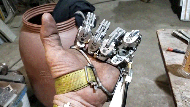 Amputee Builds a Set of Incredibly Articulate Prosthetic Fingers All Powered by Wrist Movements