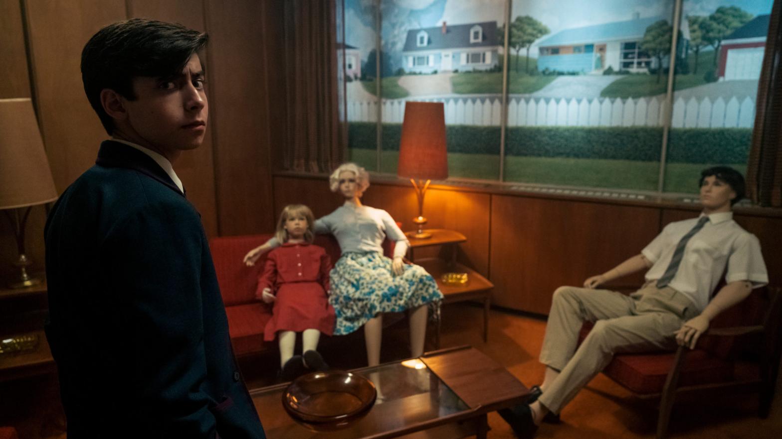 Number Five hanging out with his new chosen family of mannequins. (Photo: Netflix)