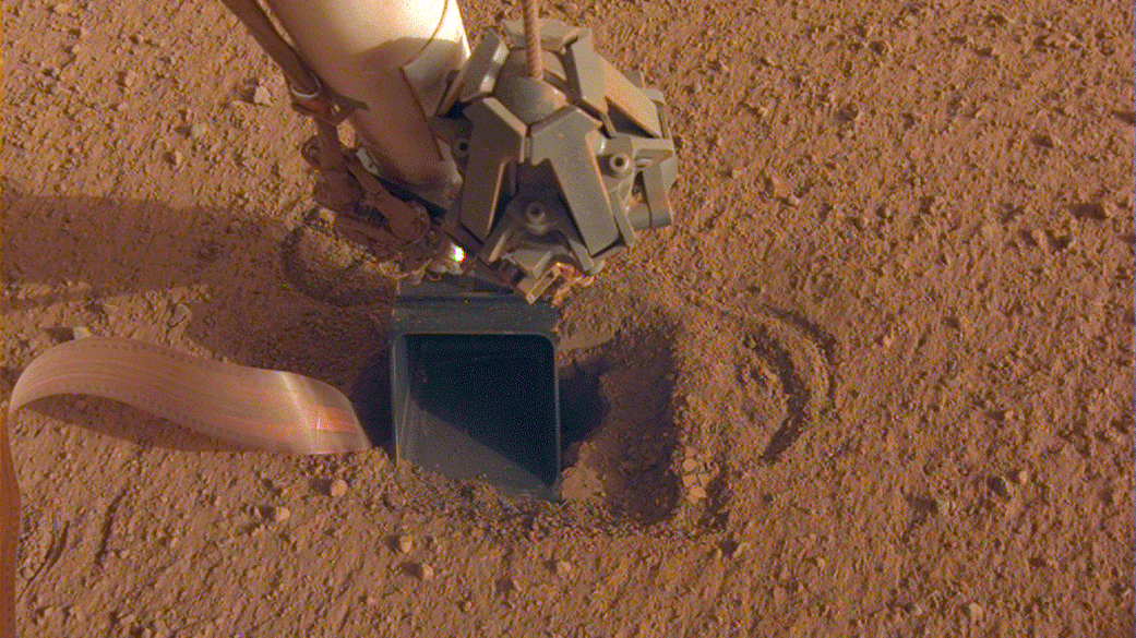 Short GIF showing the movement of pebbles on the scoop, indicating movement from the mole below.  (Gif: NASA/JPL-Caltech)