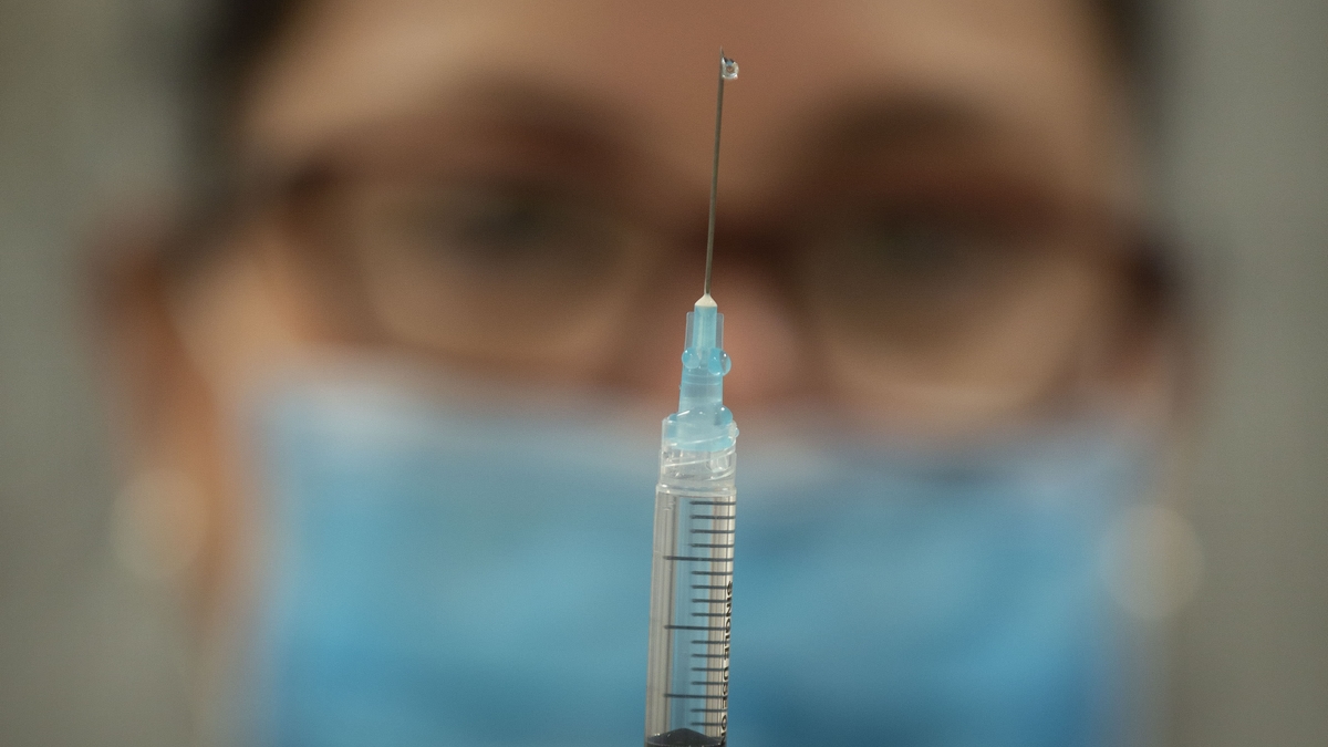 queensland vaccine human trials uq needle shot