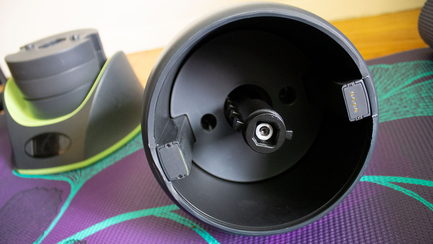 The KettlebellConnect is essentially a shell, so unfortunately it is the same big size regardless of what weight you use. (Photo: Victoria Song/Gizmodo)