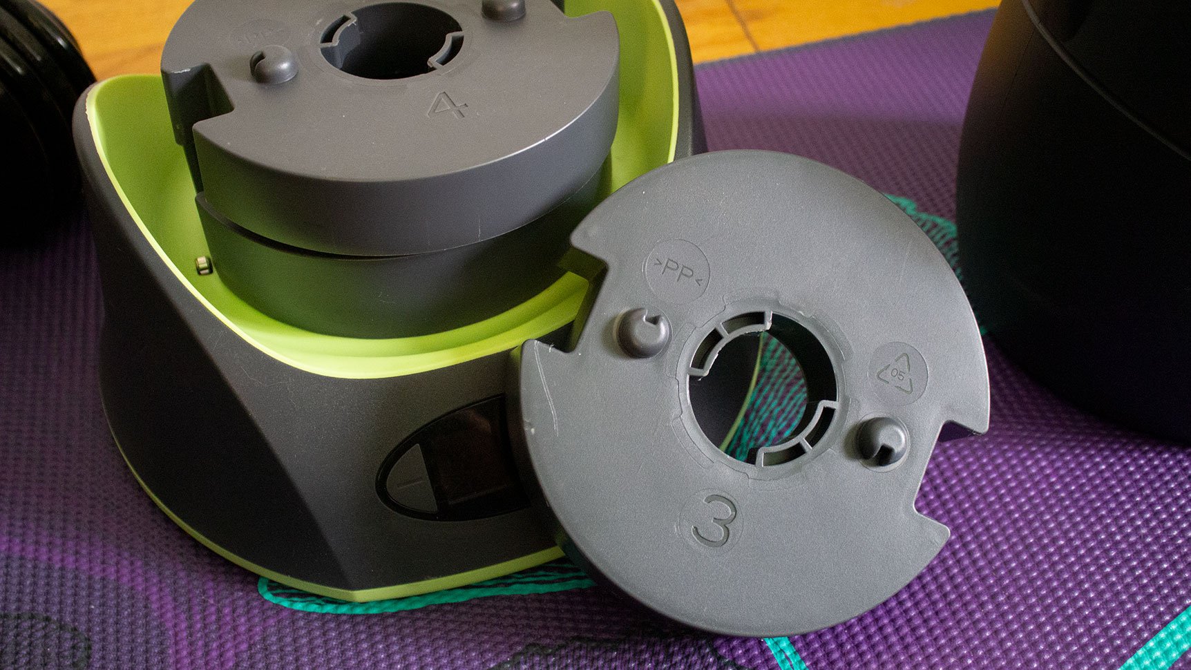 There are 5 disc-shaped weights total, each 3 kg. The handle + shell itself are 5 kg altogether.  (Photo: Victoria Song/Gizmodo)