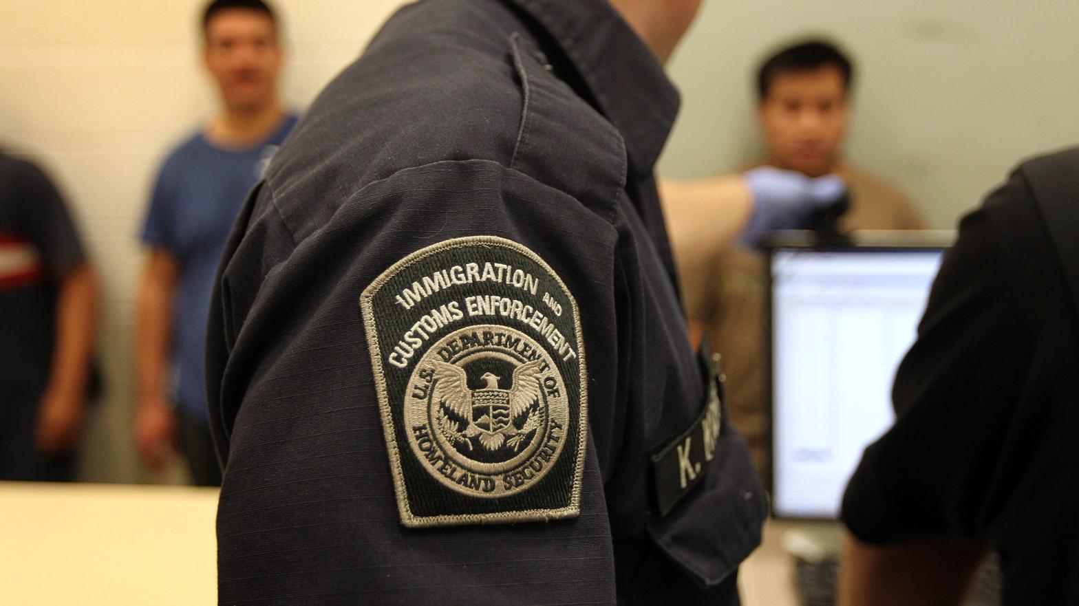 An Immigration and Customs Enforcement officer at a detention facility in Pheonix, Arizona in April 2010. (Photo: John Moore, Getty Images)