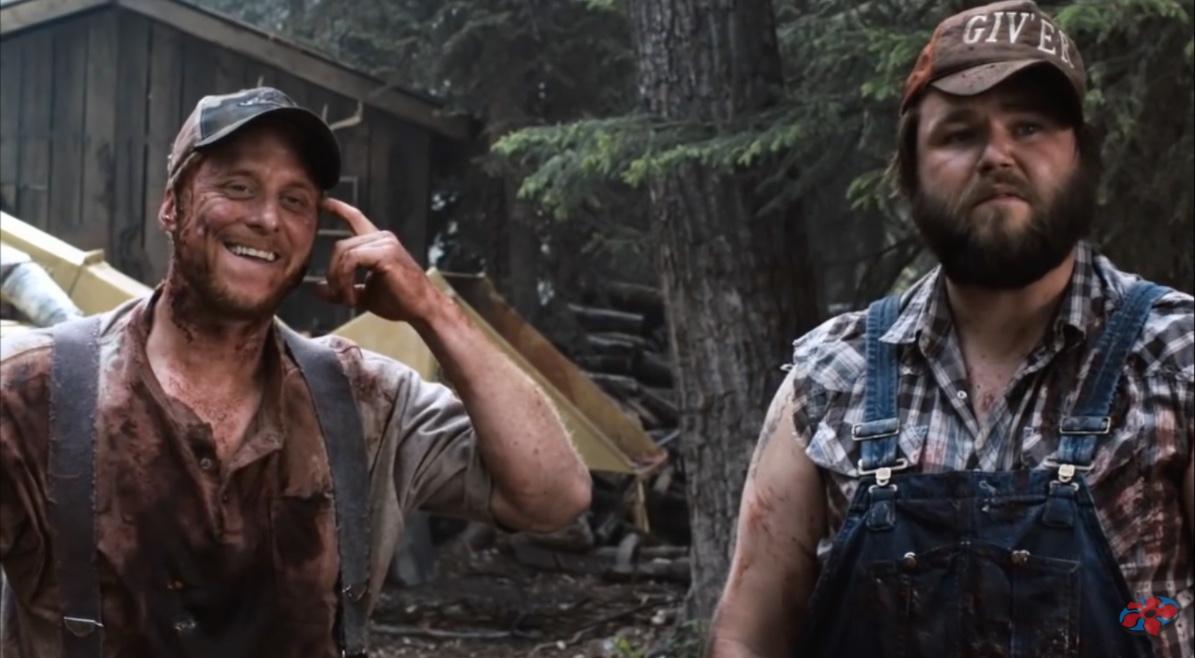 Tucker (Alan Tudyk) and Dale (Tyler Labine) clash with a preppy evil on their wilderness vacation. (Screenshot: Magnet Releasing)