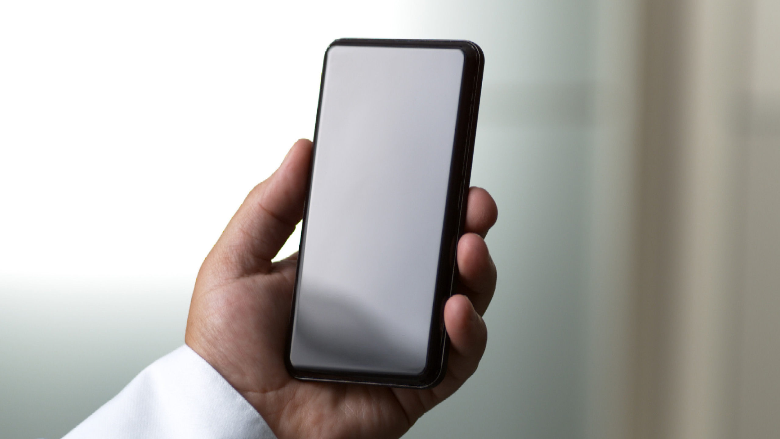 Look at the edges of the screen on one of Corning's test devices; it looks way beefier than a normal phone.  (Photo: Corning)