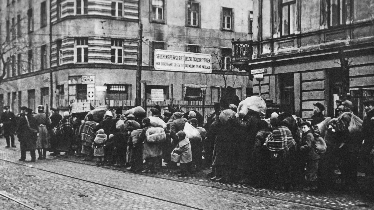 Deportations to the Warsaw Ghetto. Leszno Street near intersection with Żelazna Street. (Photo: unknown/Wikimedia Commons, Fair Use)