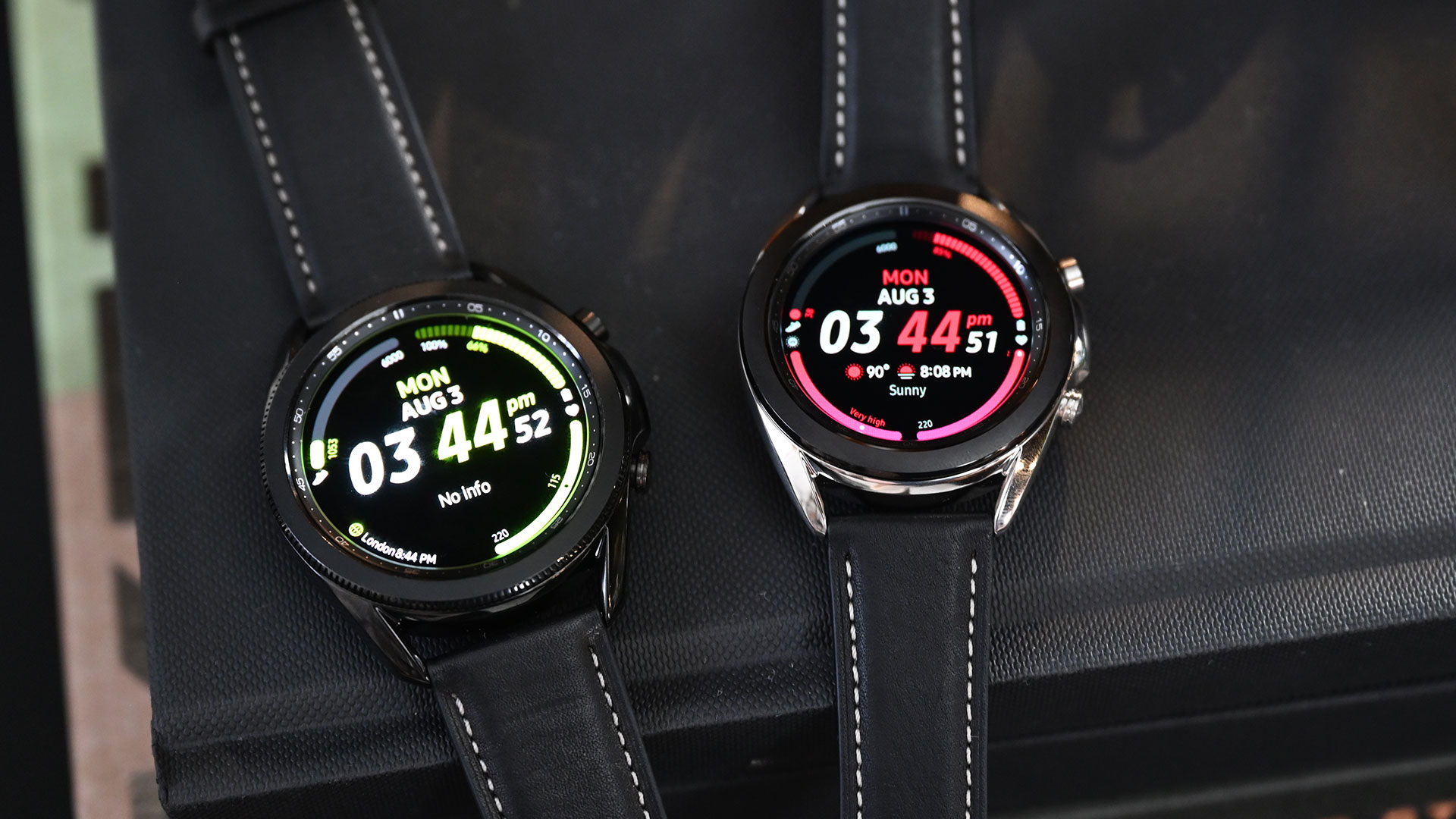 The 41mm and 45mm versions, side-by-side. (Photo: Sam Rutherford/Gizmodo)