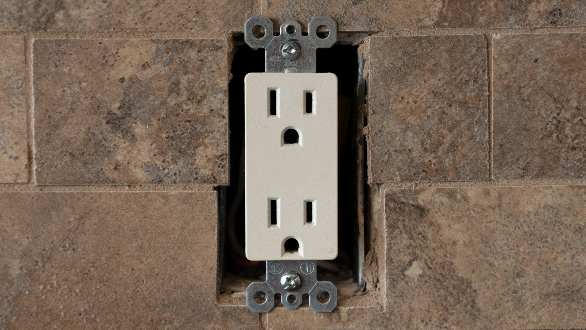 It's not a bad idea to first ensure your outlet is compatible with the ConnectLight by checking the space on either side of the outlet with its cover removed. (Photo: Andrew Liszewski/Gizmodo)