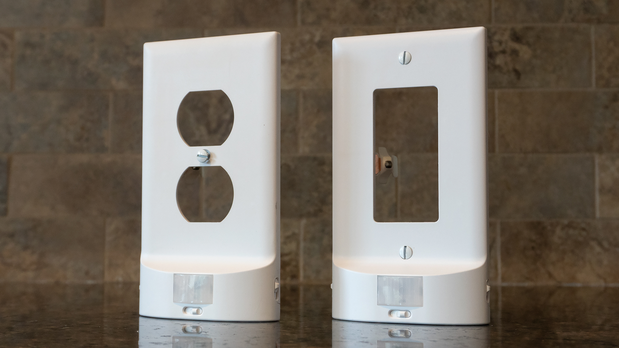 There are three versions of the SnapPower ConnectLight available: Duplex style (left), Decor style (right), and GFCI (not pictured) for bathrooms and kitchens.  (Photo: Andrew Liszewski/Gizmodo)