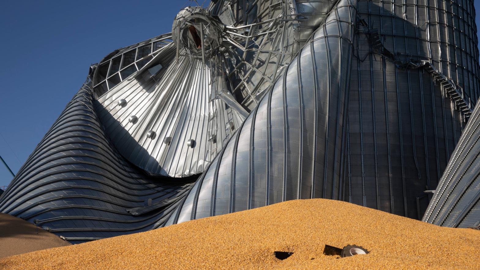 Corn sits near damaged grain bins at the Heartland Co-Op grain elevator on August 11, 2020 in Luther, Iowa. (Photo: Daniel Acker, Getty Images)