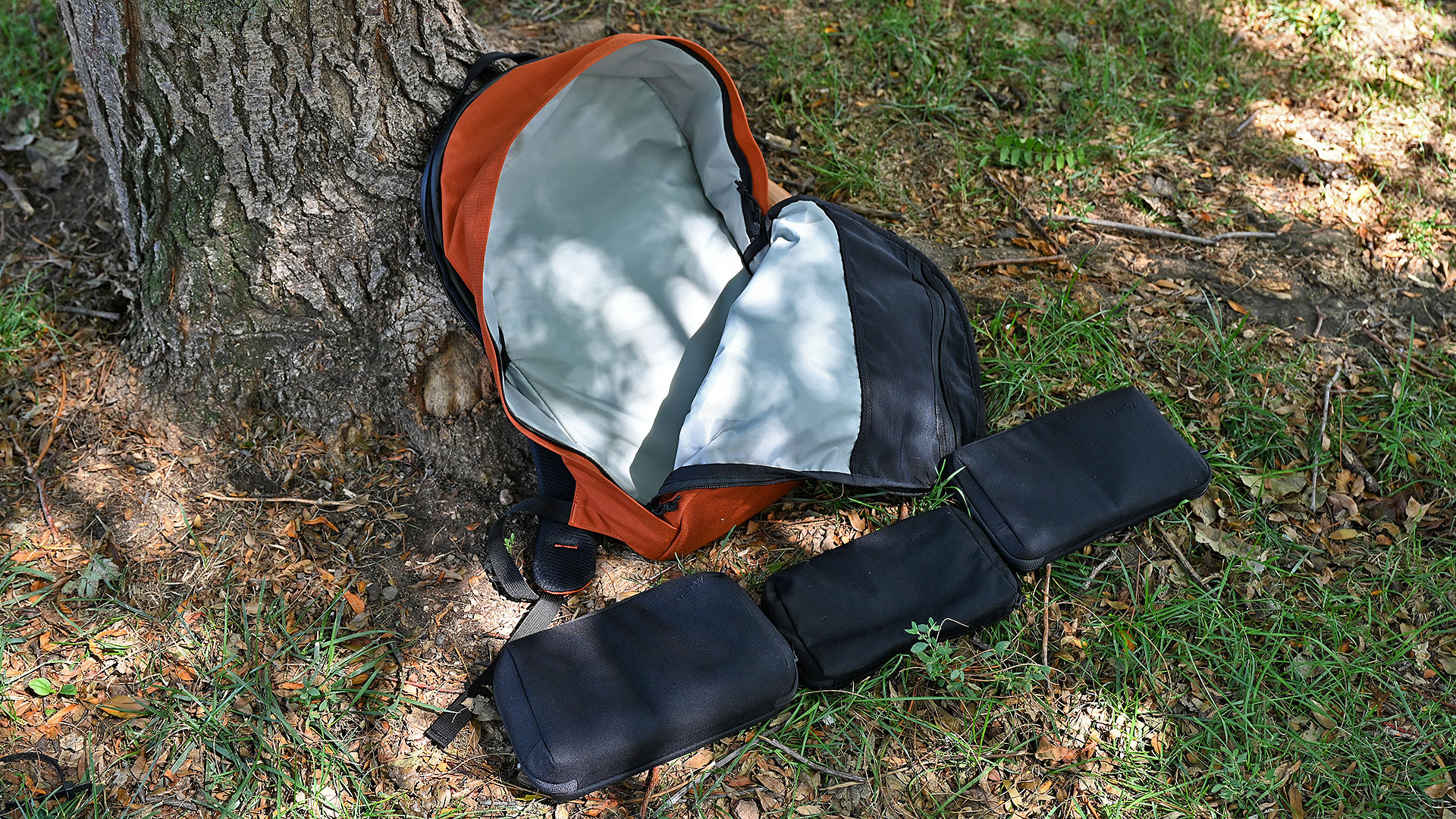 Using smaller pouches and inserts make it easy for the MTW Backpack to accommodate various loads, while also being able to quickly adjust any oddly shaped items you might need to carry.  (Photo: Sam Rutherford/Gizmodo)