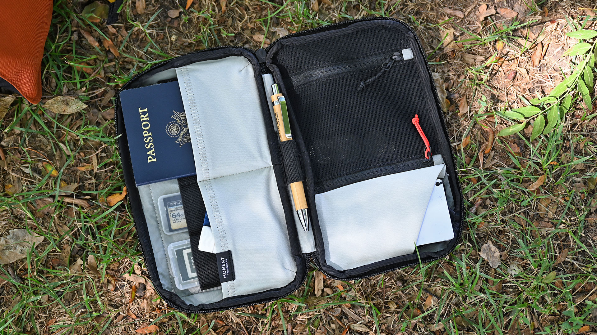 When it comes to travel organisation, I really like have a smaller removable bag or pouch for holding important items like passports, memory cards, and extra money.  (Photo: Sam Rutherford/Gizmodo)