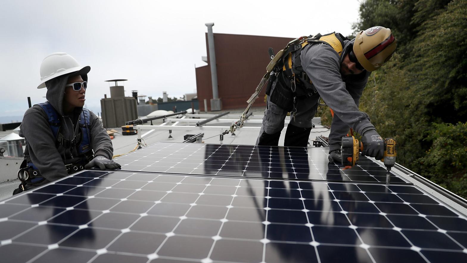 Solar installers in San Francisco (Photo: Justin Sullivan, Getty Images)