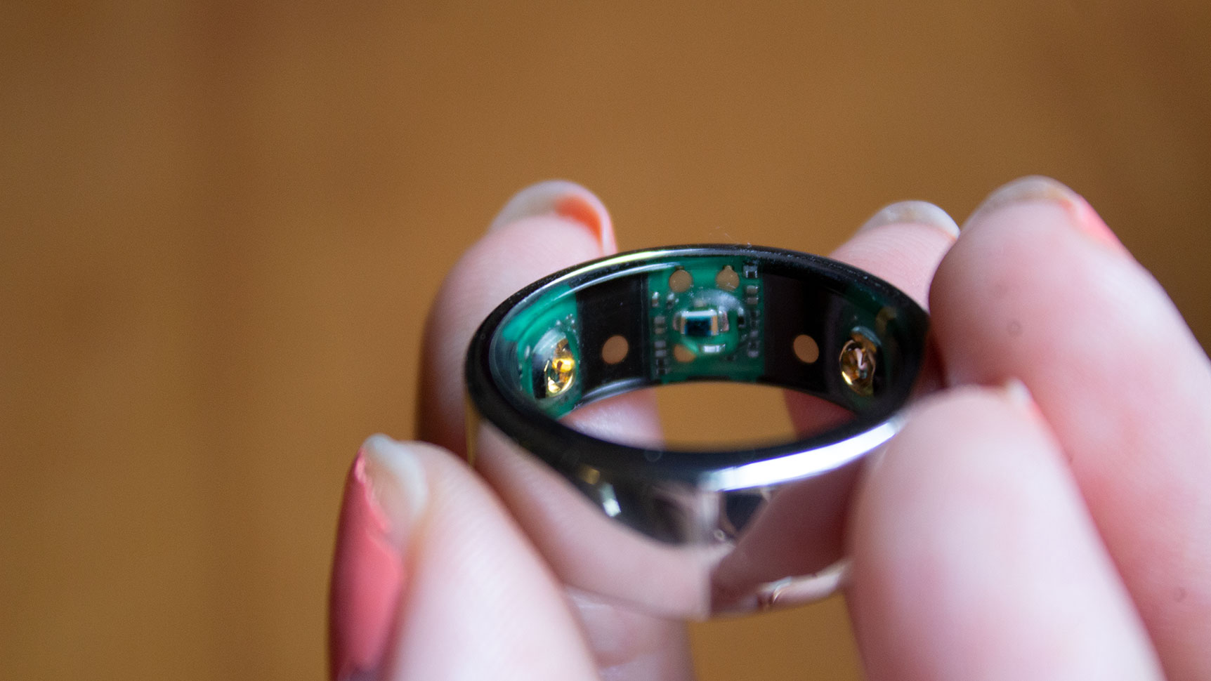The Oura Ring has an infrared PPG sensor, body temperature sensor, and a 3D accelerometer.  (Photo: Victoria Song/Gizmodo)