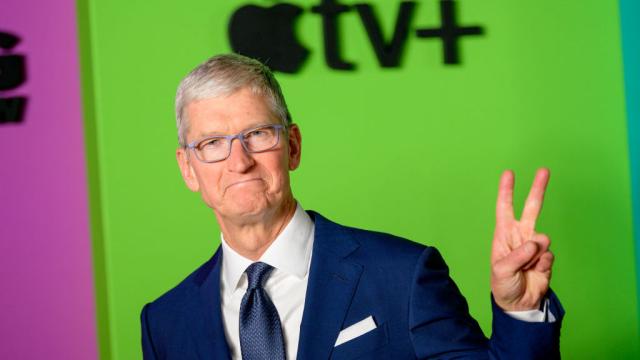 Tim Cook Gets a Fuck Load of Apple Stock, Sells It Immediately