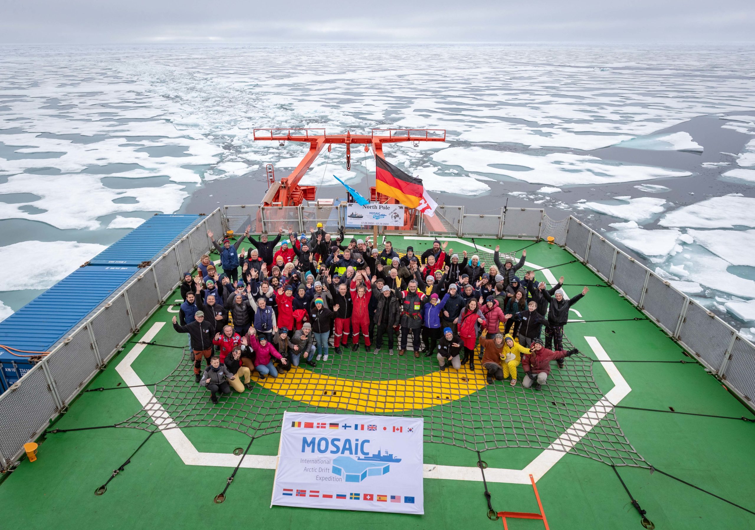 The MOSAiC scientists and support staff on the deck of the Polarstern vessel (Photo: Lianna Nixon/MOSAiC)