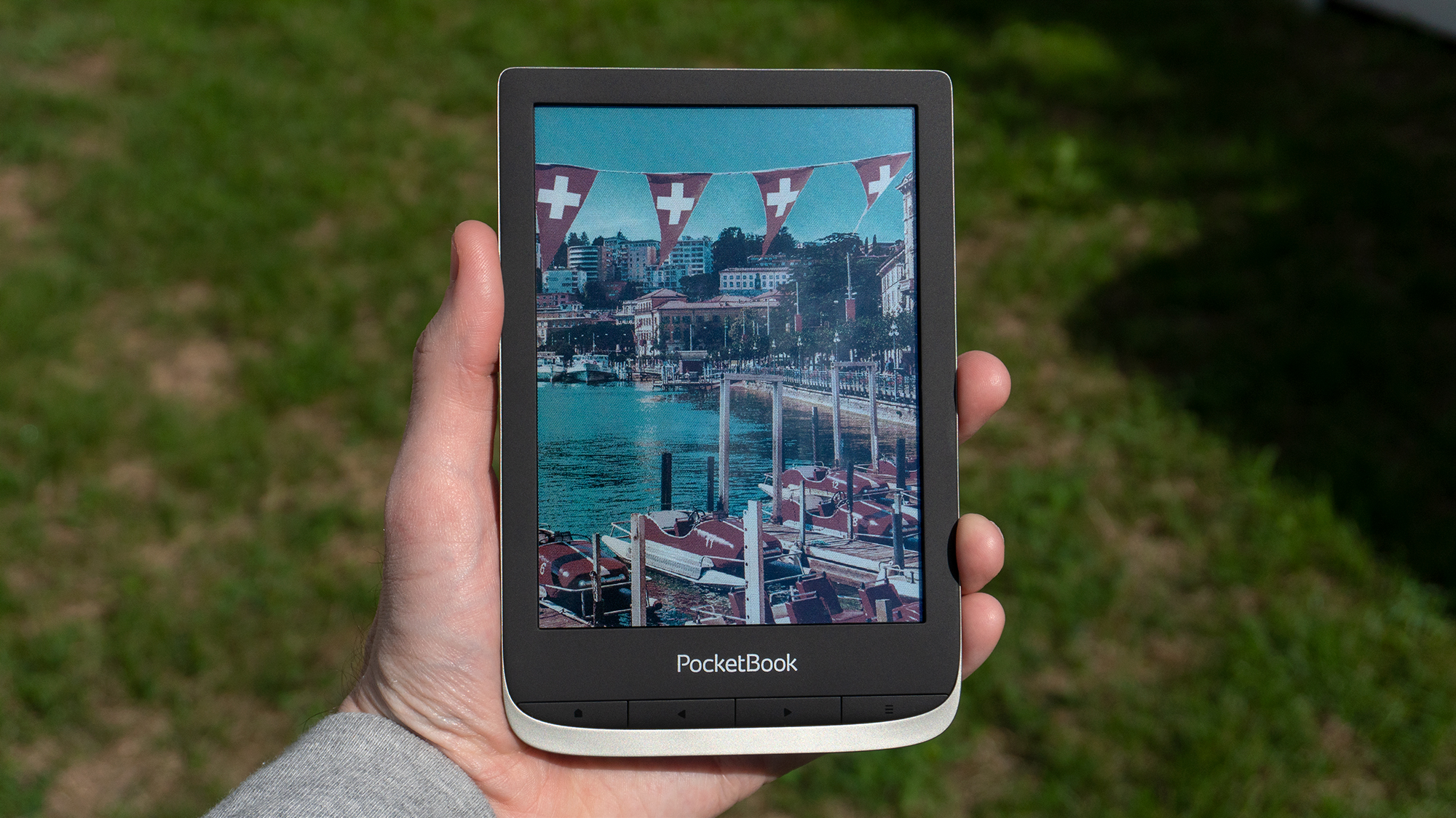 The PocketBook Colour's E Ink Kaleido screen looks best under bright lighting, with colours looking particularly bold and saturated in bright sunlight. (Photo: Andrew Liszewski/Gizmodo)