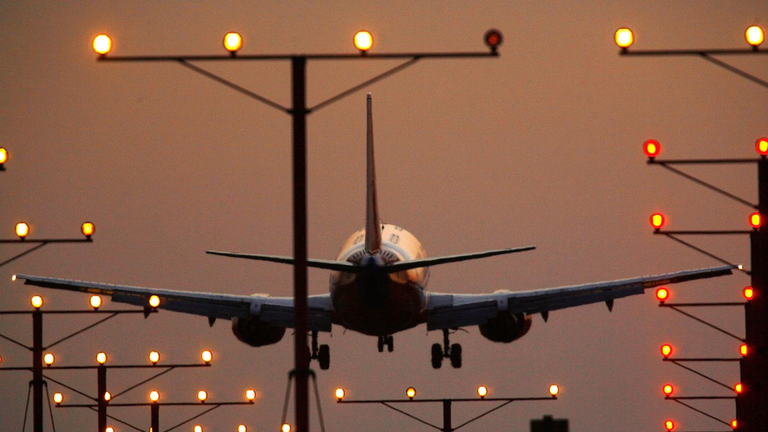 Flight landing at LAX, 2008. (Photo: David McNew, Getty Images)