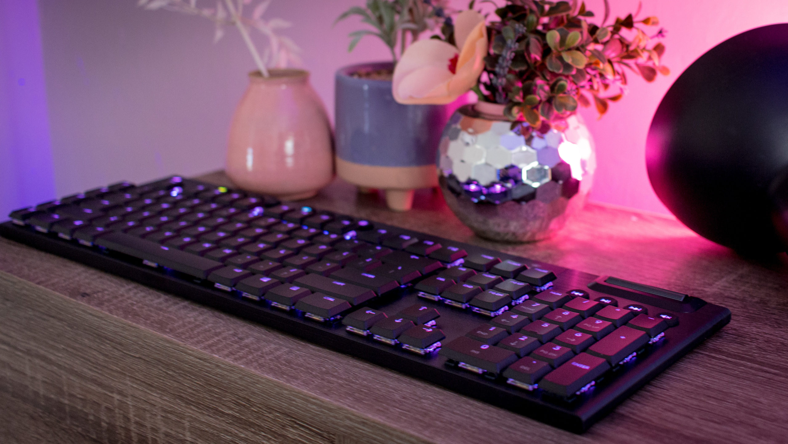 The wireless Logitech G915's low-profile keycaps are the most comfortable you will ever type on.  (Photo: Florence Ion/Gizmodo)