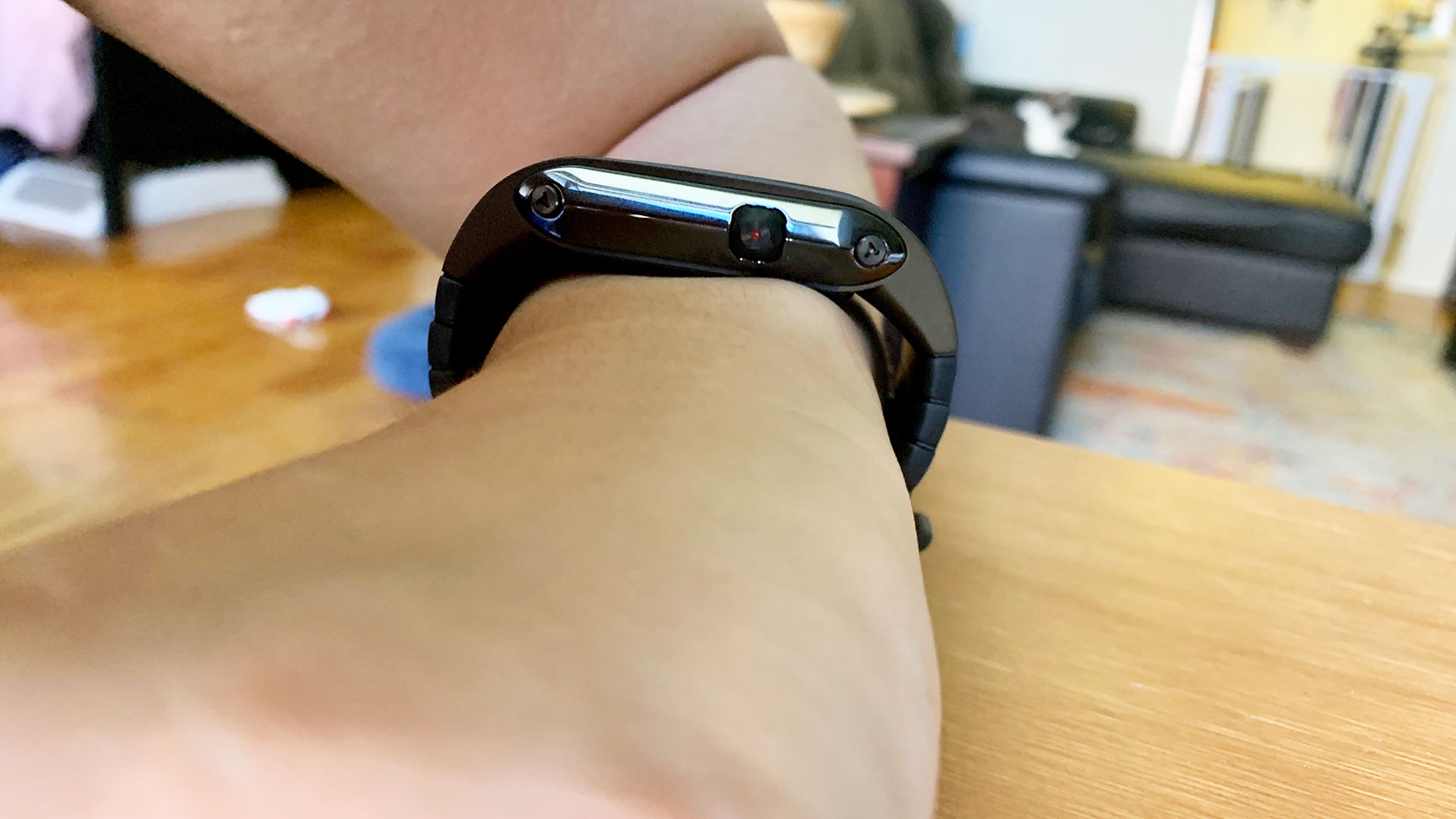 I'm wearing it on the smallest setting but you can see that huge gap between my wrist and the band. It's the same on the other side, too.  (Photo: Victoria Song/Gizmodo)