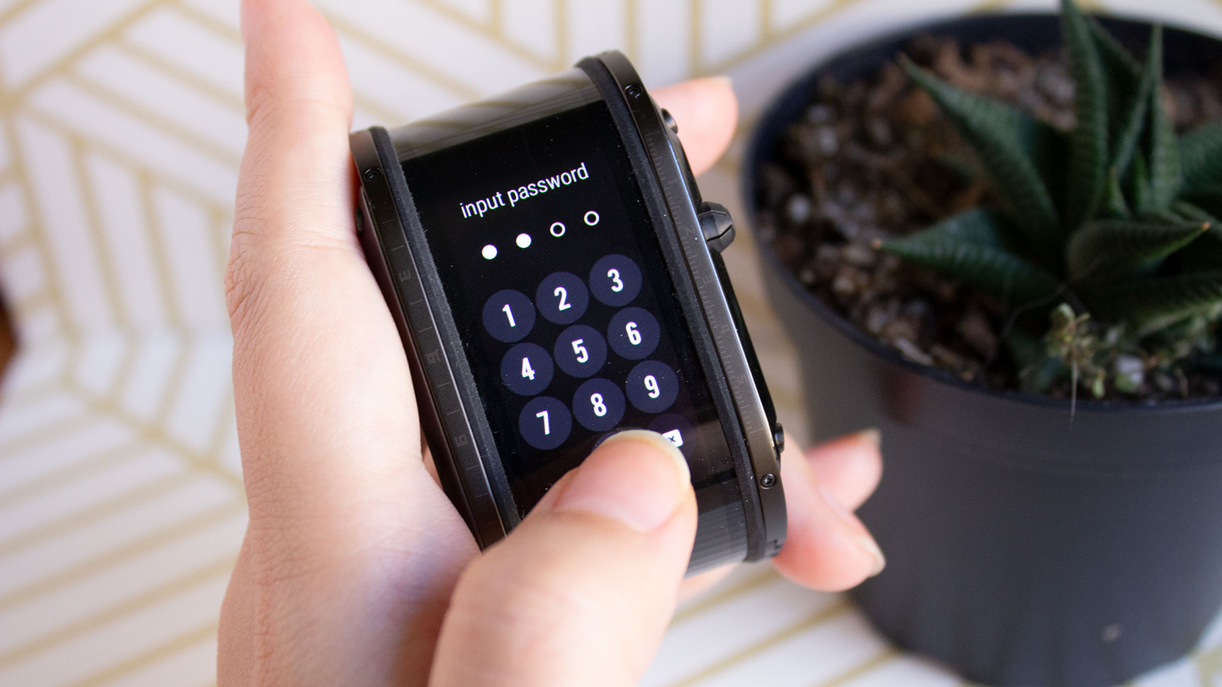 It sorta looks like a smartphone that's been scaled down for your wrist, especially on the lock screen.  (Photo: Victoria Song/Gizmodo)