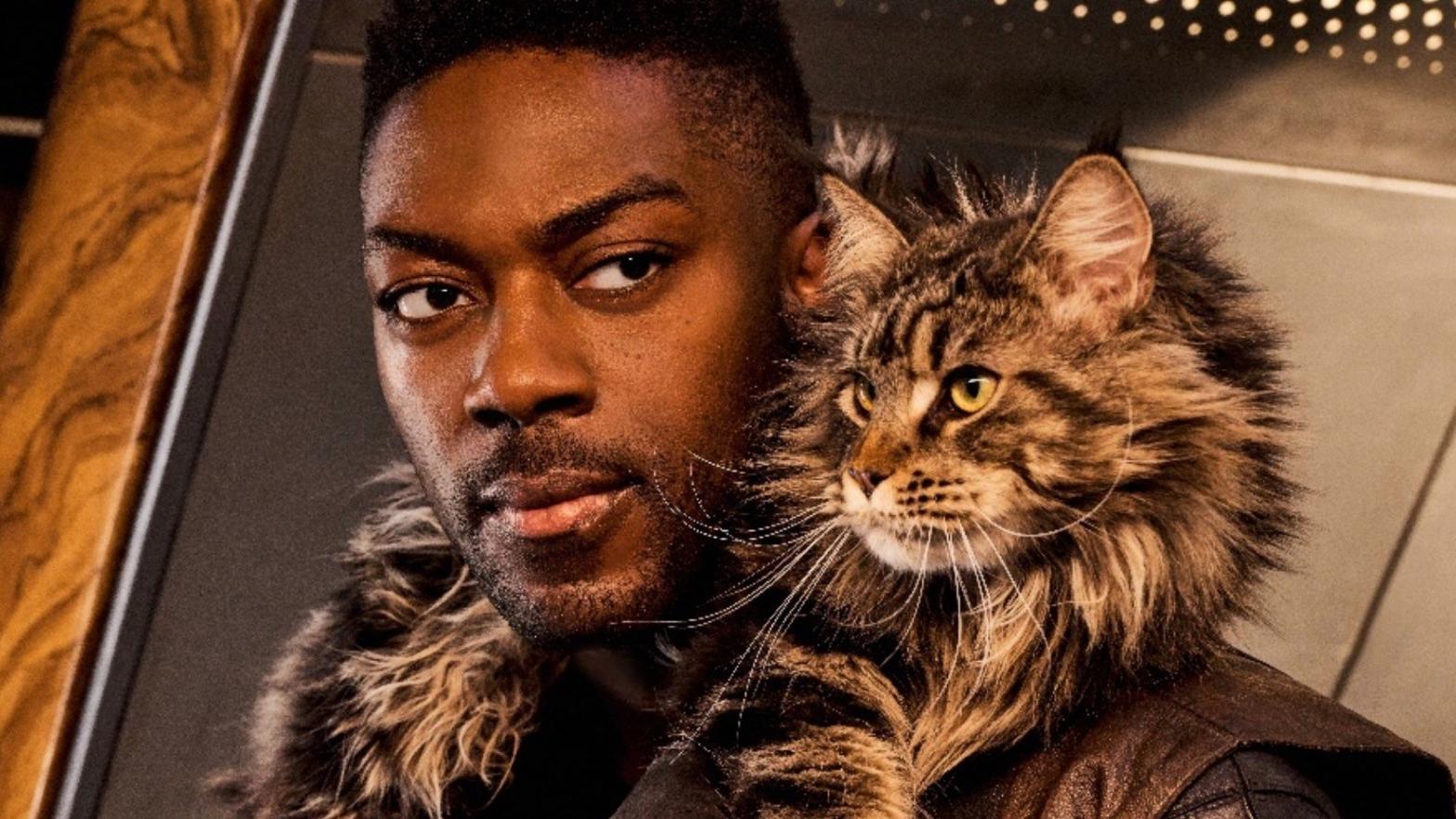 That's Grudge, the latest cat on Star Trek. He's buddies with Book (another new Discovery character, played by David Ajala). (Photo: CBS)
