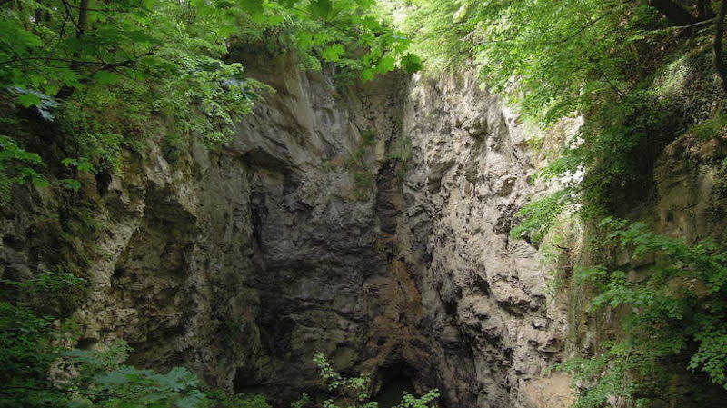 The entrance to Hranice Abyss. (Image: t: Radim Holiš/Wikimedia Commons)