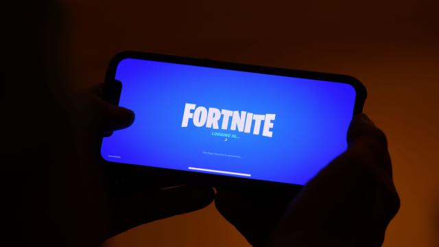 Fortnite Players Who Sign In Using Apple Need to Change Their Info ASAP