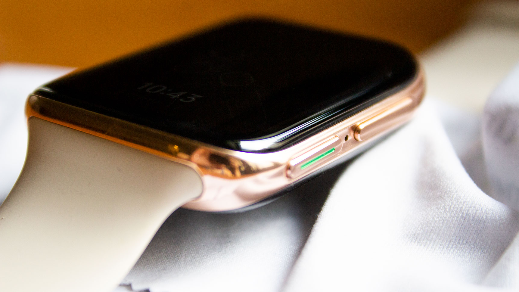 The 46mm has curved glass display and also two buttons.  (Photo: Victoria Song/Gizmodo)