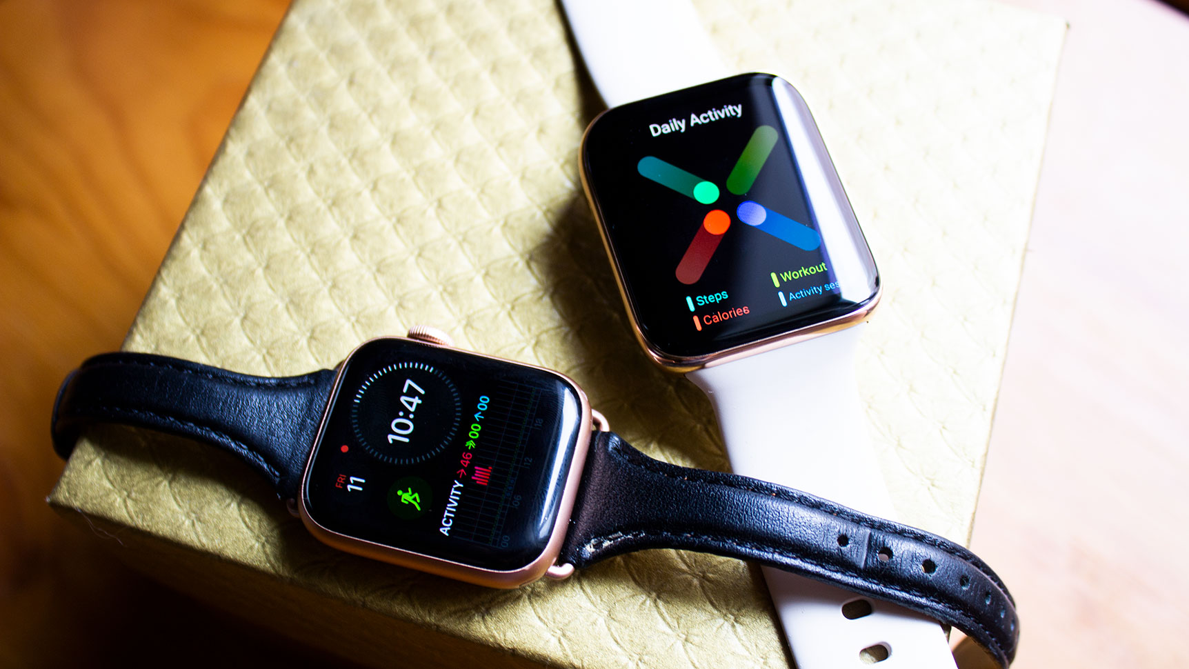 Look familiar? The Apple Watch Series 5 (left) and the Oppo Watch side-by-side. (Photo: Victoria Song/Gizmodo)