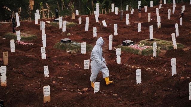 Anti-Maskers Forced to Dig Graves For Covid-19 Victims In Indonesia
