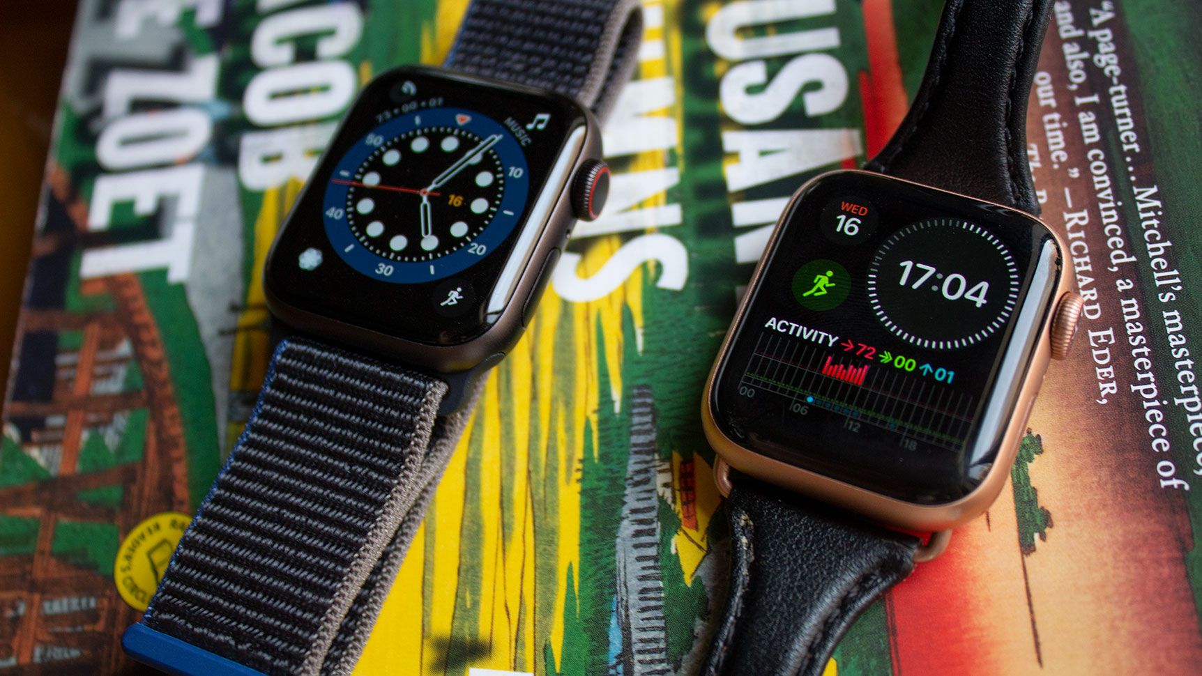 When active, the screen of the Watch SE (left) isn't that different from the Series 5 (right).  (Photo: Victoria Song/Gizmodo)