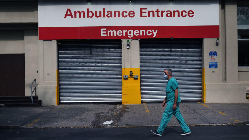 A medical worker walks by a hospital in a Brooklyn, NY neighbourhood that saw a significant number of covid-19 cases early on in the pandemic on September 14, 2020. (Photo:  Spencer Platt, Getty Images)