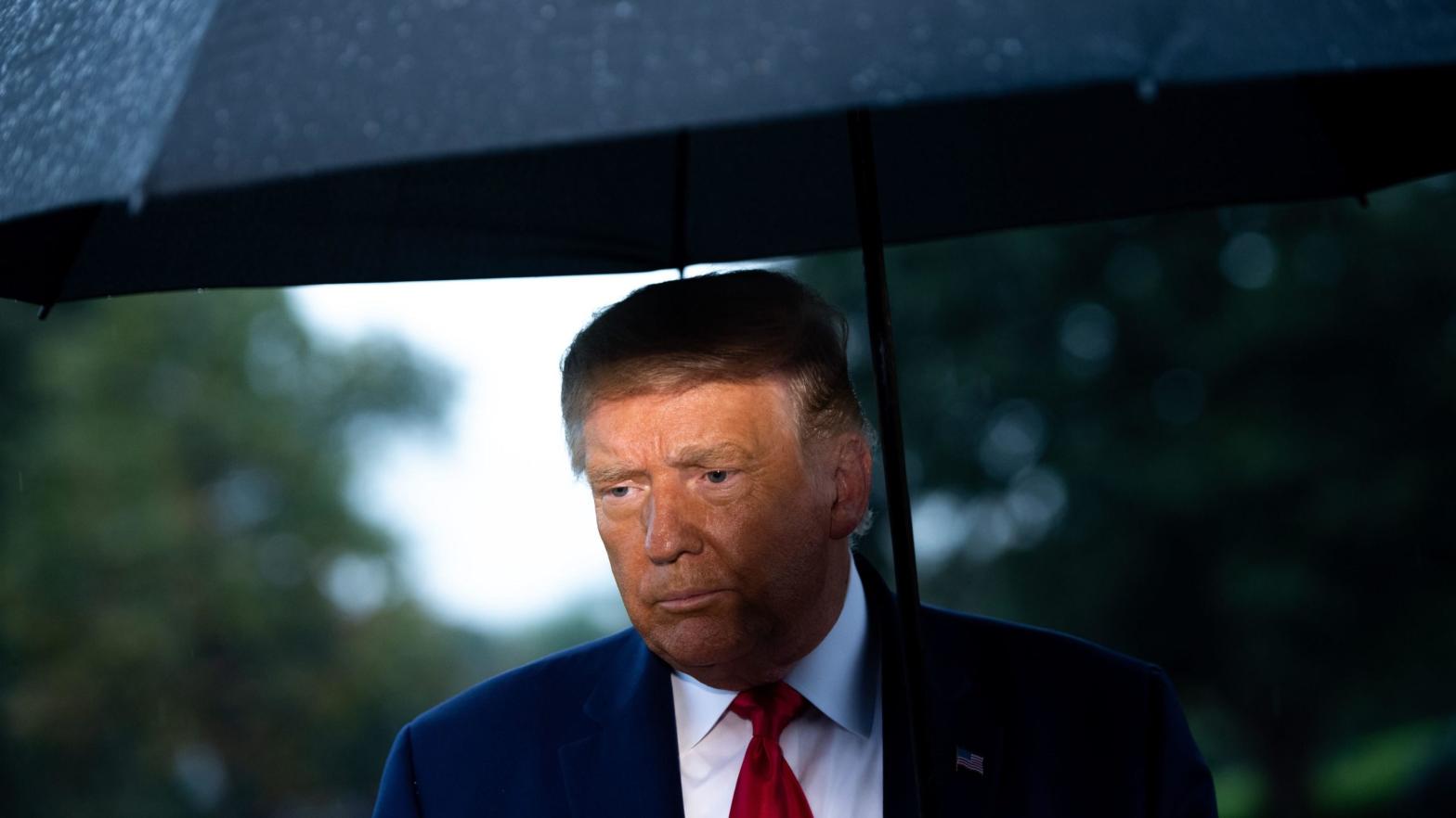 U.S. fascist Donald Trump holds an umbrella at the White House on September 17, 2020. (Photo: Saul Loeb, Getty Images)