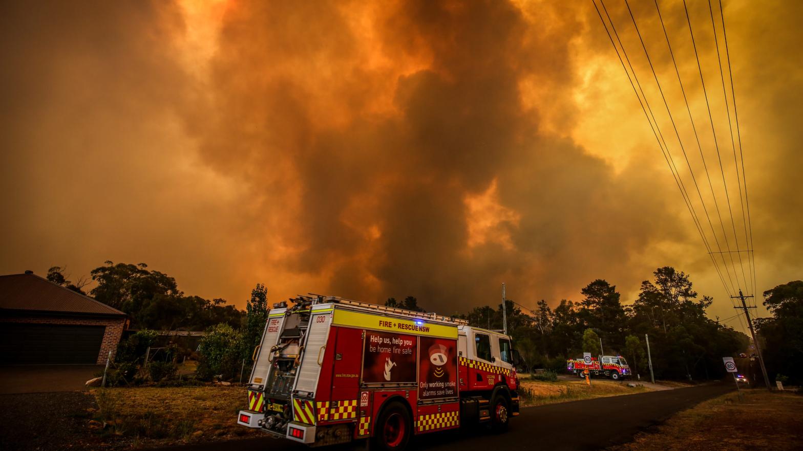 Firemen prepare as a bushfire approaches homes on the outskirts of the town of Bargo on December 21, 2019 in Sydney, Australia. (Photo: David Grey, Getty Images)