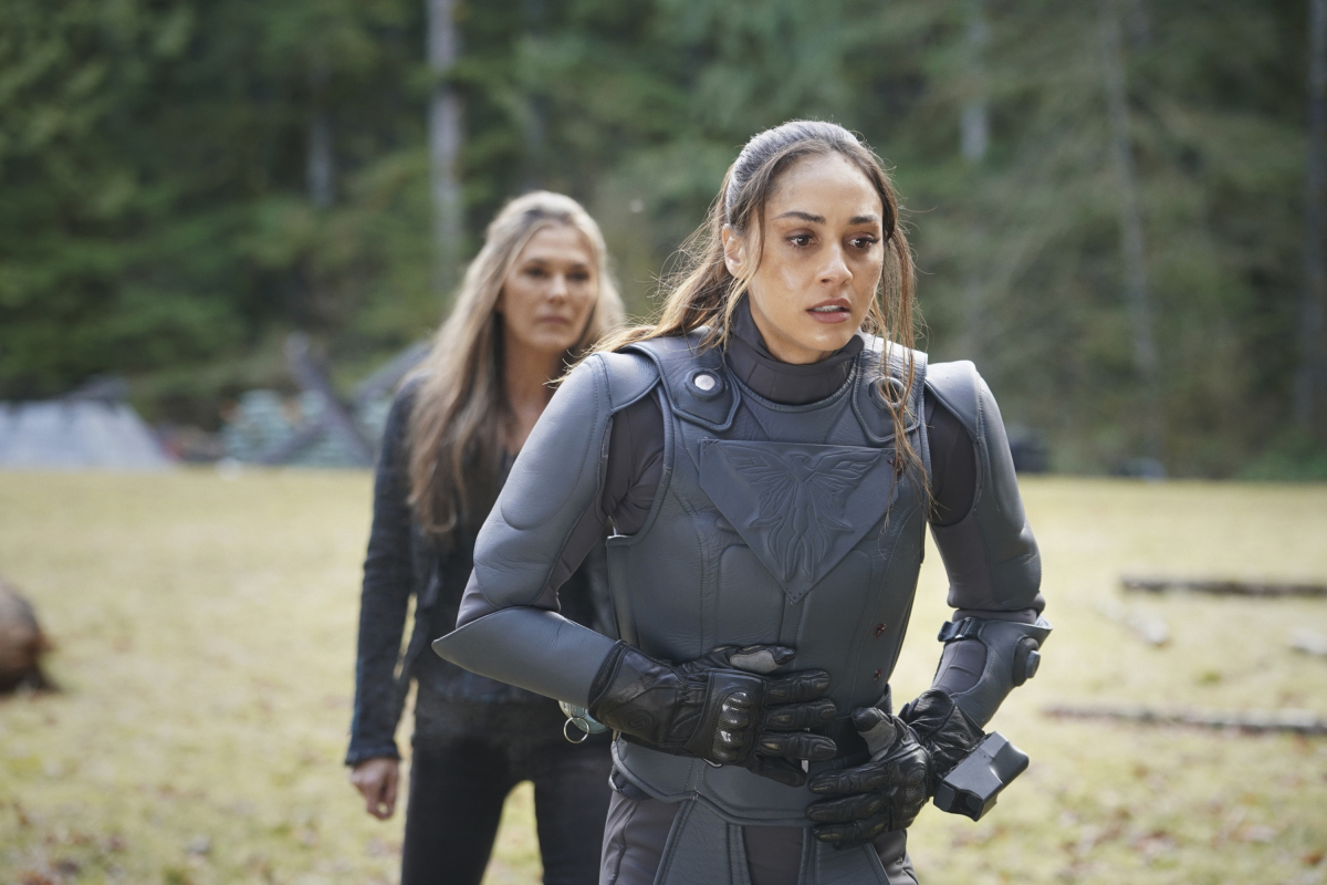 Surprise guest star Paige Turco (as Abigail Griffin) with Lindsey Morgan (as Raven Reyes). (Photo: The CW)