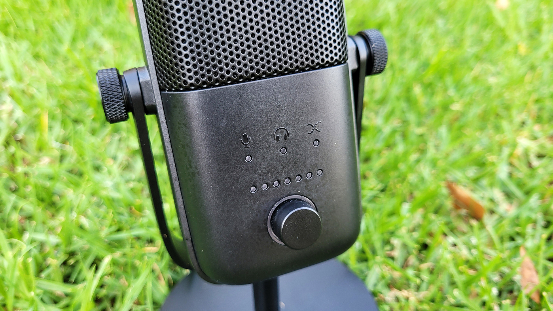 The Elgato Wave 3's features are simplified compared to the Blue Yeti. (Photo: Joanna Nelius/Gizmodo)