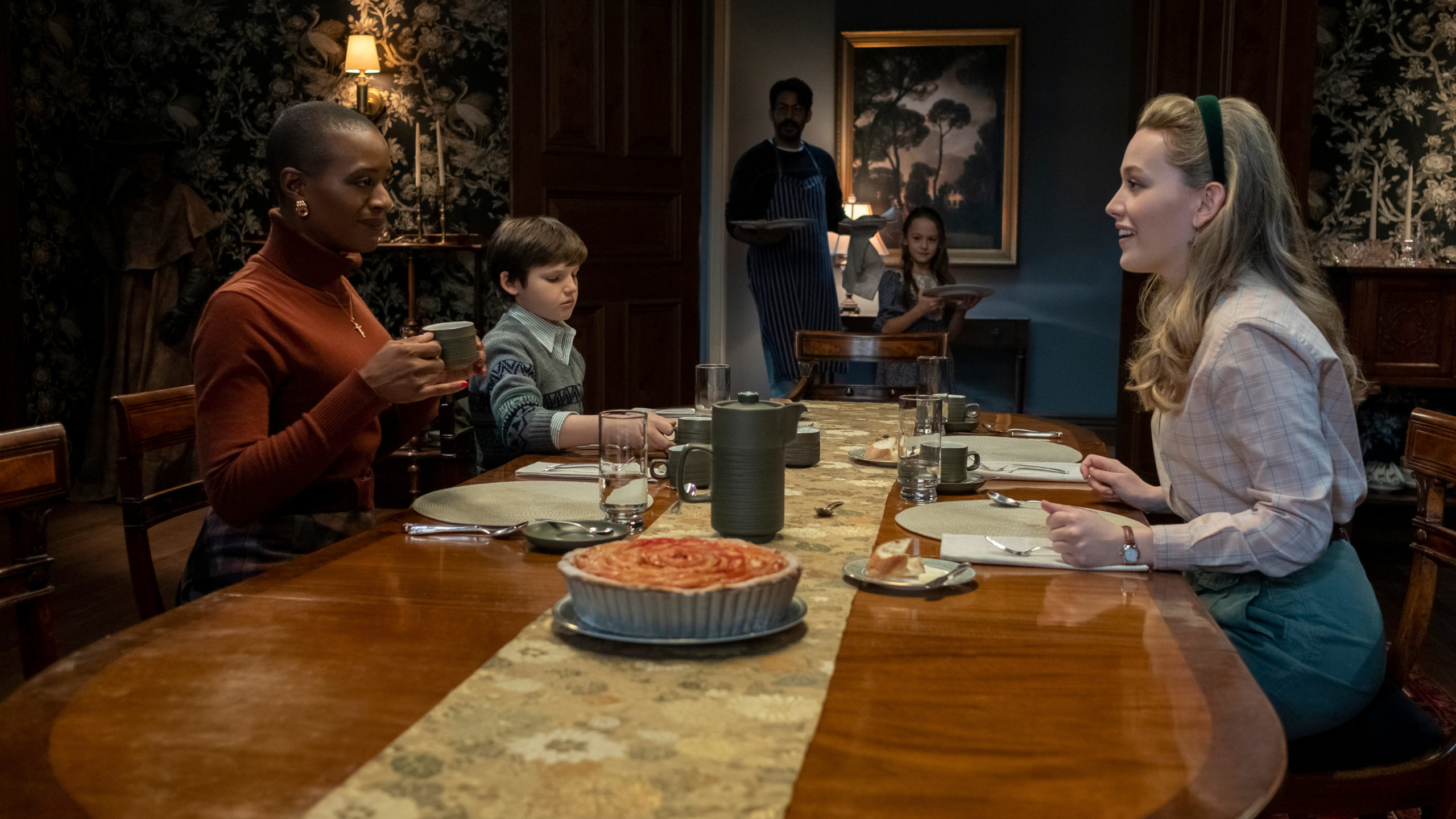 Hannah, Miles, Owen, and Flora welcome Dani to dinner. (Image: Eike Schroter/Netflix)