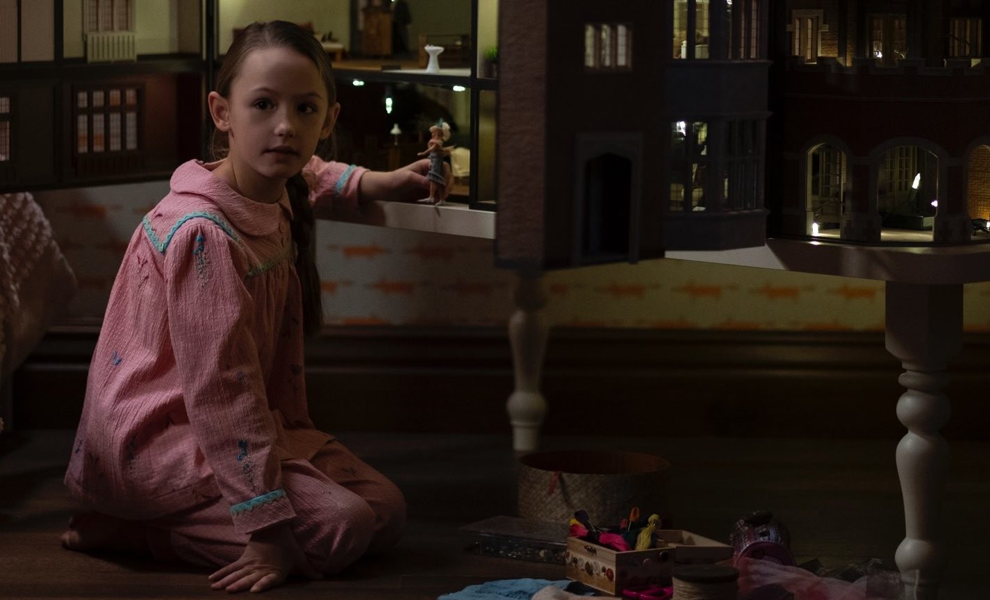 Flora (Amelie Smith) and her very special dollhouse. (Photo: Eike Schroter/Netflix)
