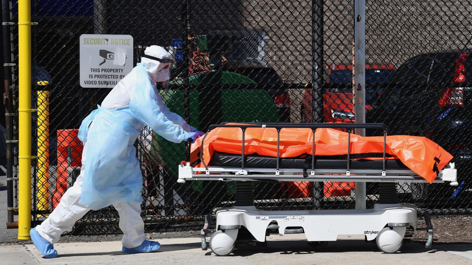 Medical staff move bodies from the Wyckoff Heights Medical Centre to a refrigerated truck on April 2, 2020 in Brooklyn, New York.  (Photo: Angela Weiss, Getty Images)